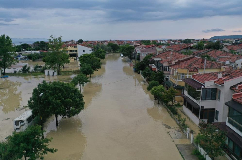 Tatil beldesi sular altında kaldı