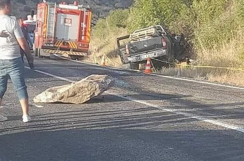 Manisa’da kamyonetin üzerine kaya düştü