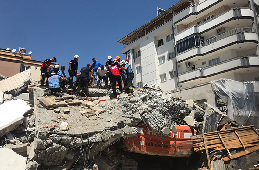 Operatör yıkım sırasında çöken binanın enkazı altında kaldı