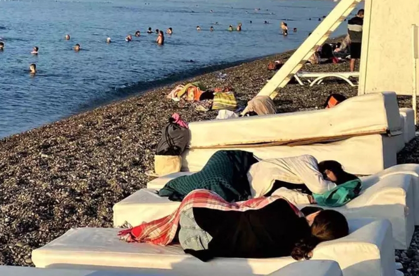 Antalya'nın Konyaaltı Plajı açık hava oteline dönüştü