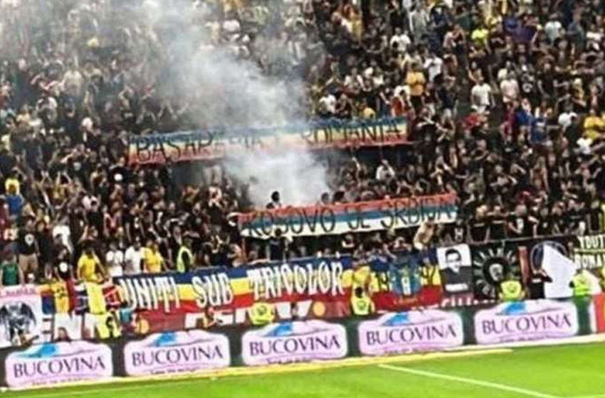 Romanya - Kosova maçında tribünde açılan pankart maçı durdurdu