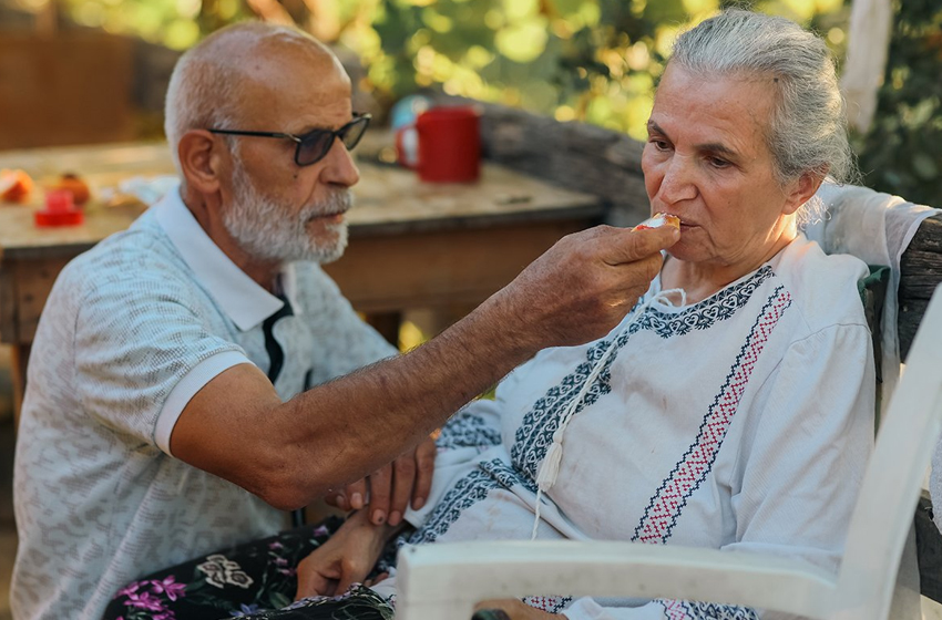 Gerçek aşk budur! Alzheimer hastası eşine bebek gibi bakıyor