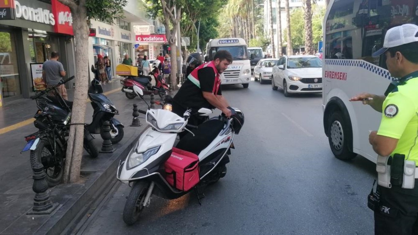 Kafalarında olması gereken kaskı motosiklete taktılar, cezalardan kaçamadılar