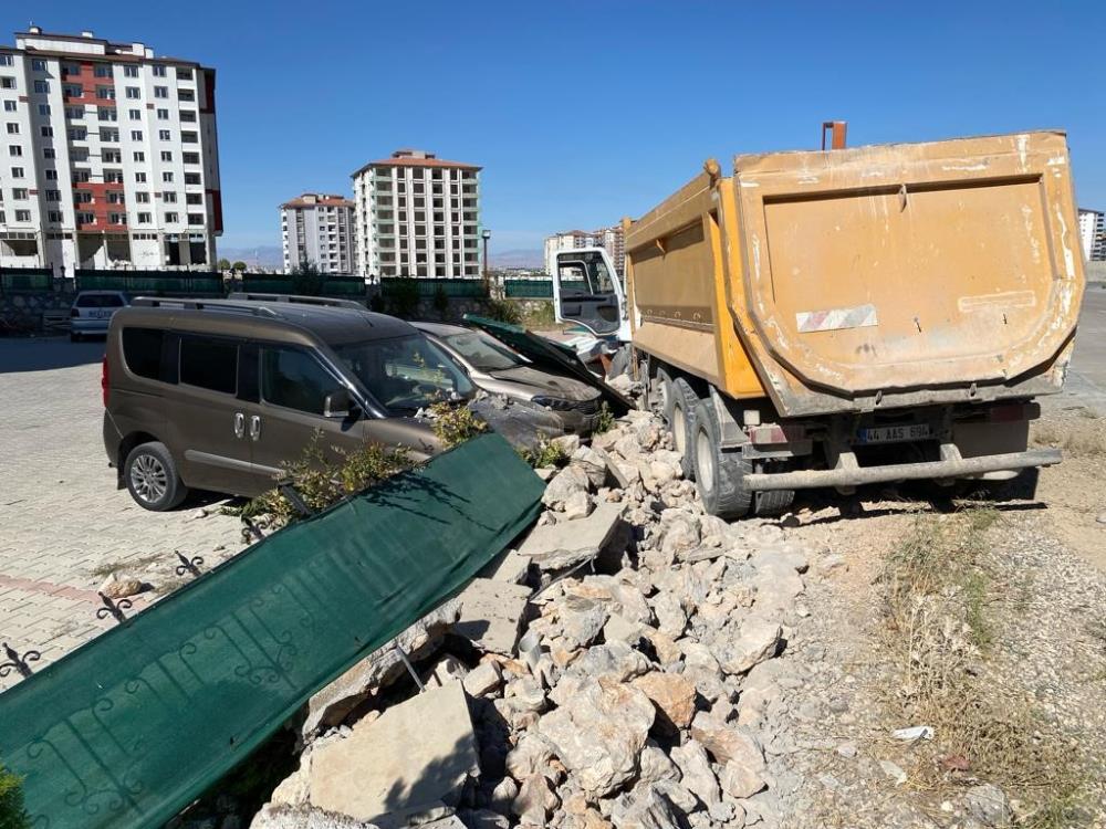 El frenini çekmeyi unuttu, kamyon araçların arasına daldı