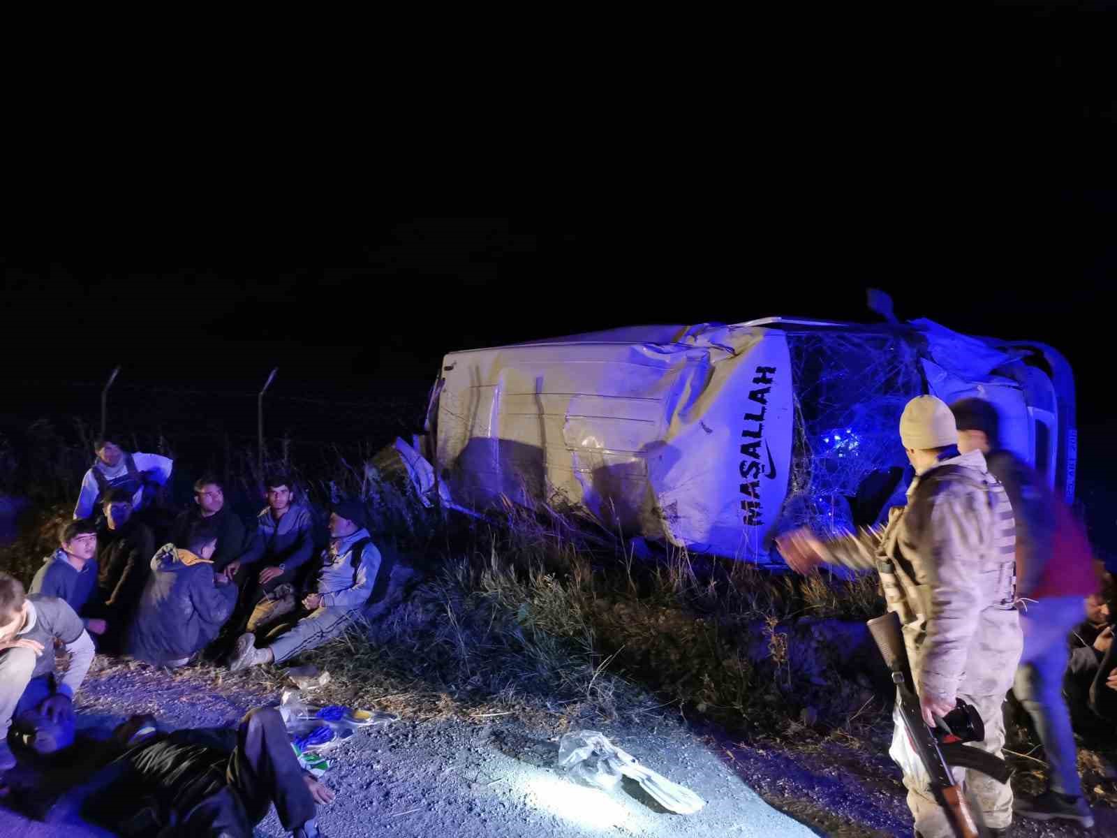 Kaçak göçmenleri taşıyan minibüs devrildi: 20 yaralı