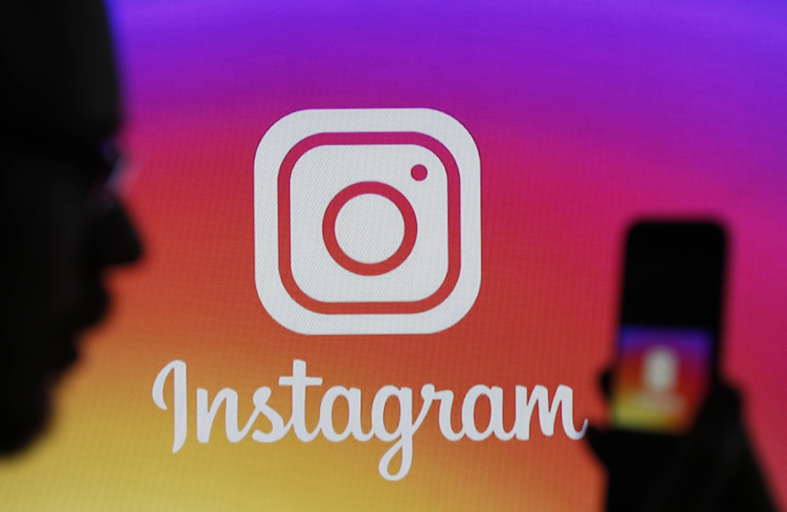 Instagram bazı kullanıcıların profiline 'terörist' etiketi koydu!