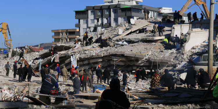 Depremde 38 kişiye mezar olmuştu... O bina kaçak çıktı!