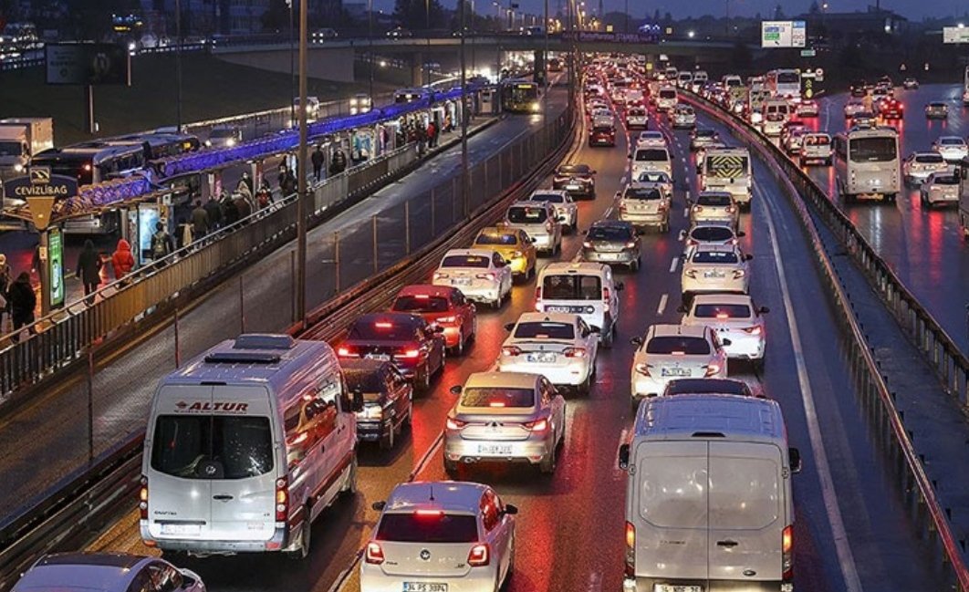 İstanbul trafik durma noktasında 