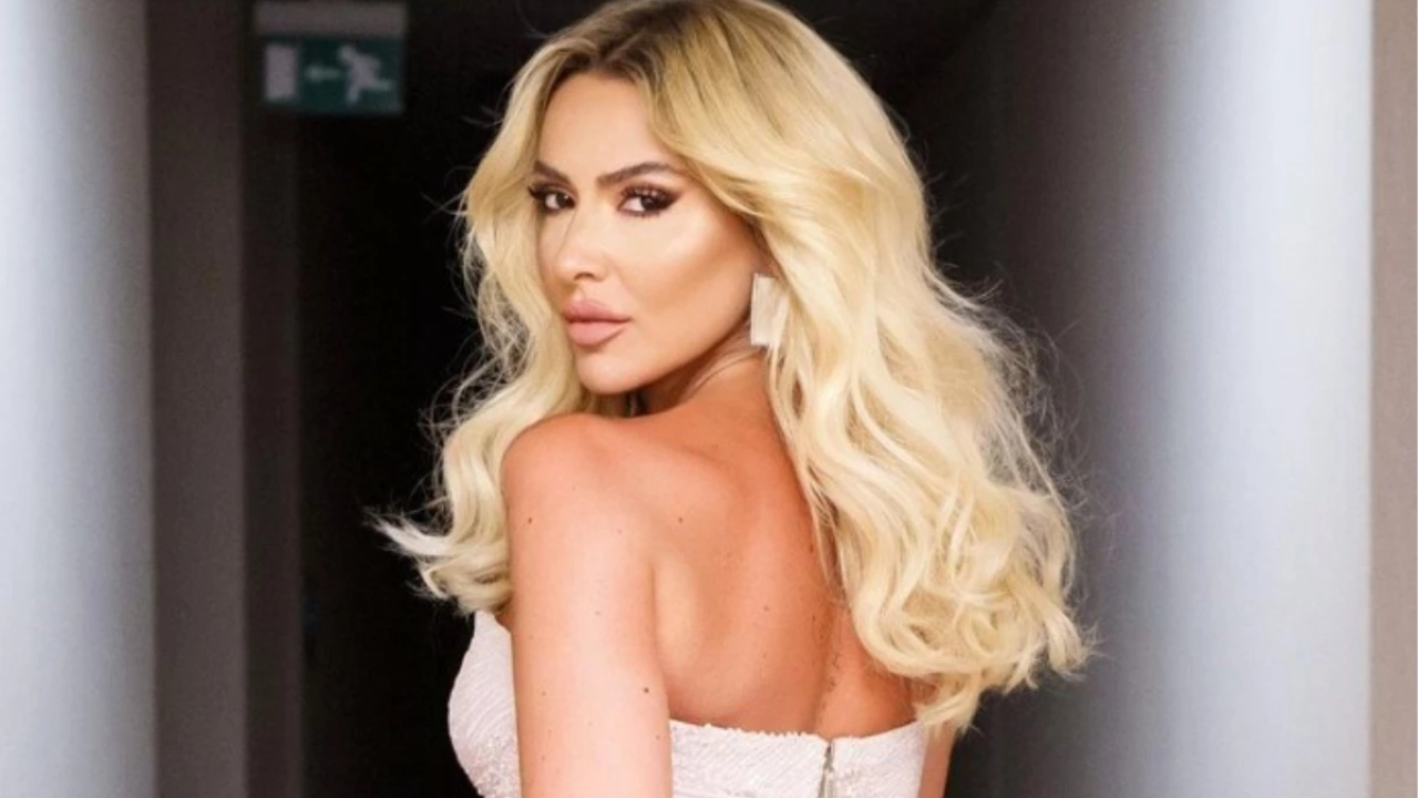 Hadise 29 Ekim konseri için Atatürk'ün kıyafetlerini tasarlattı!