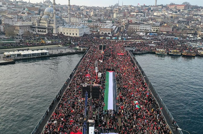 'Filistin'e Destek, İsrail'e Lanet' için yüz binler Galata Köprüsü'nde buluştu