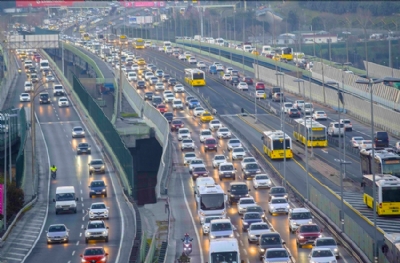 Yeni yılın ilk mesai günü! Trafik İstanbul’da kilitlendi…