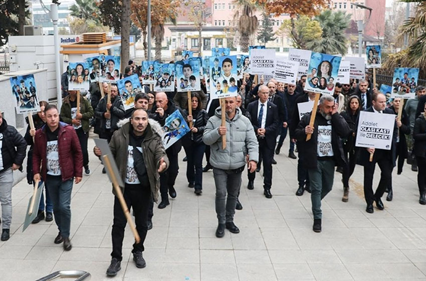 Depremde 72 kişinin hayatını kaybettiği İsias Oteli'ne ilişkin davanın görülmesine başlandı