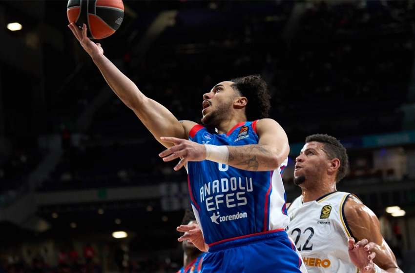 Anadolu Efes, tarihi zaferi kaçırdı! Lidere Madrid'de 3 saatte teslim oldu