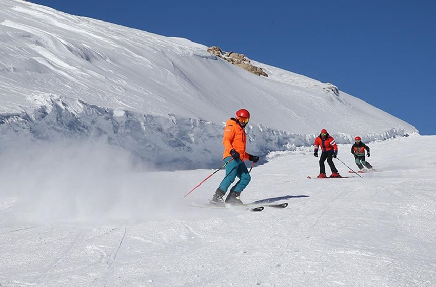 Kayak tutkunları, Hakkari'de 2 bin 800 rakımda kayak keyfi yaşıyor