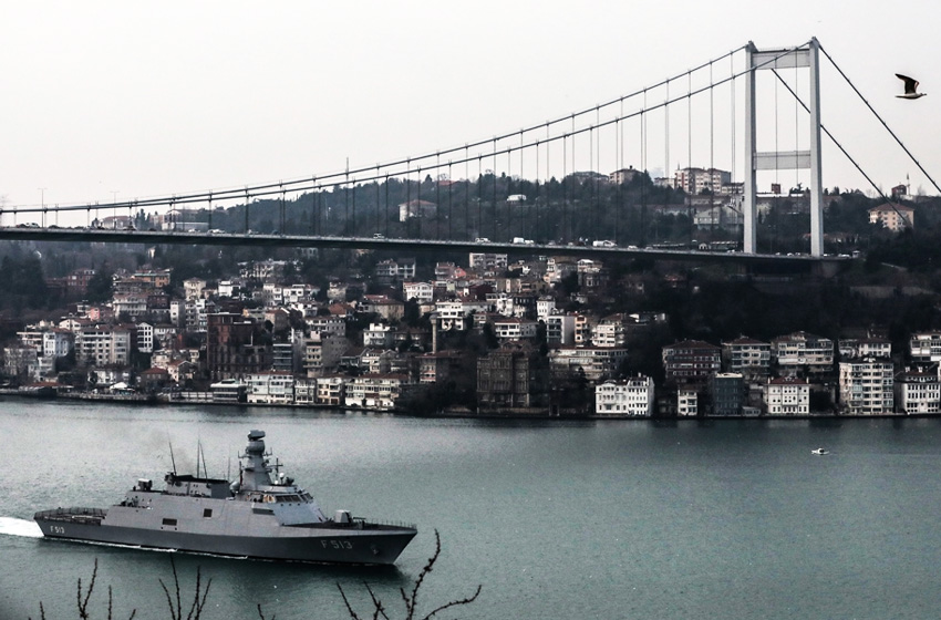 İstanbul Boğazı'nda kaza! İki gemi çarpıştı!