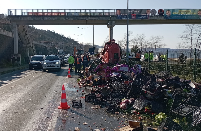 Trabzon'da tır üst geçide çarptı.1 ölü