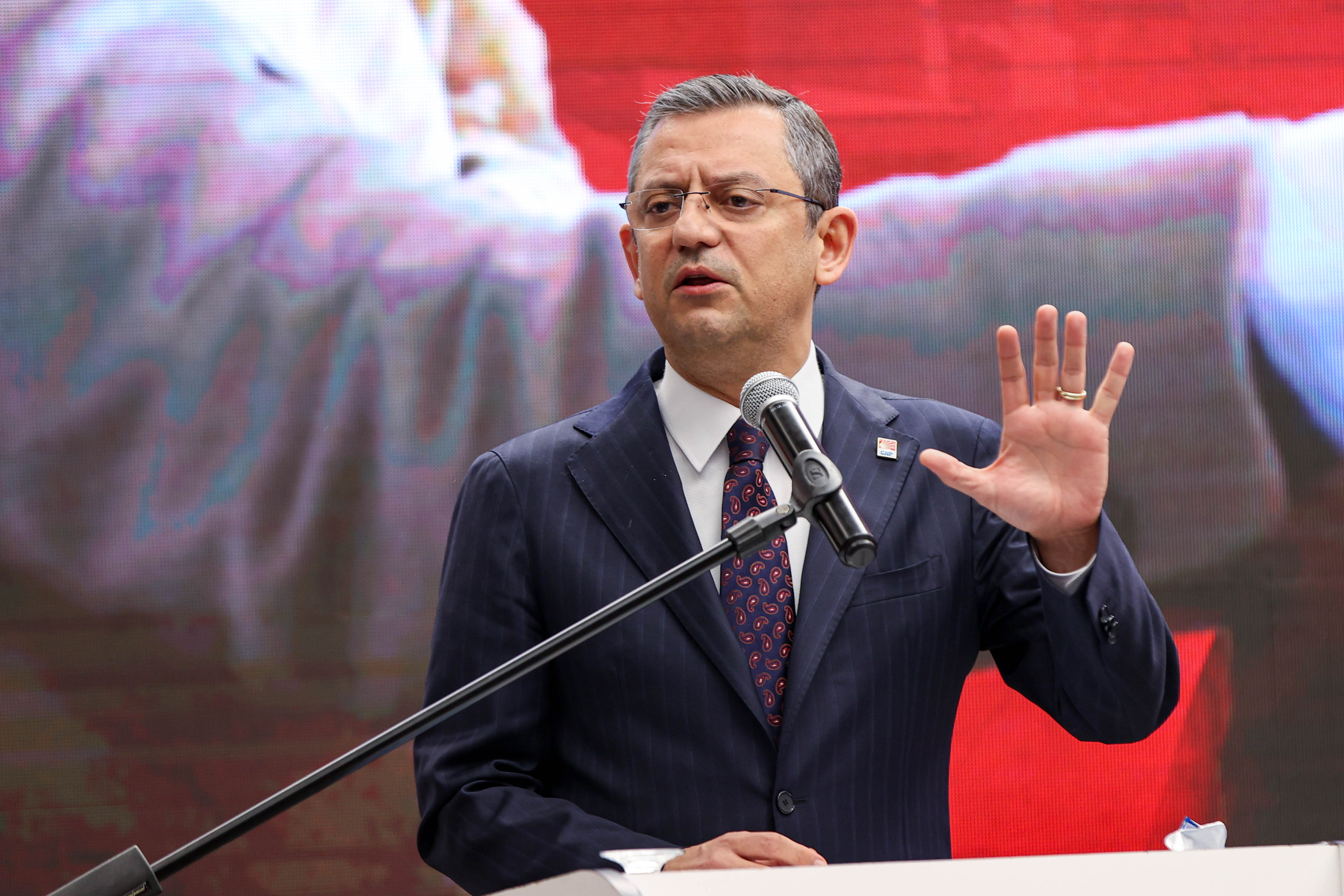 Özel'den iddia: ‘AKP’nin ampulünü gizliyorlar!’