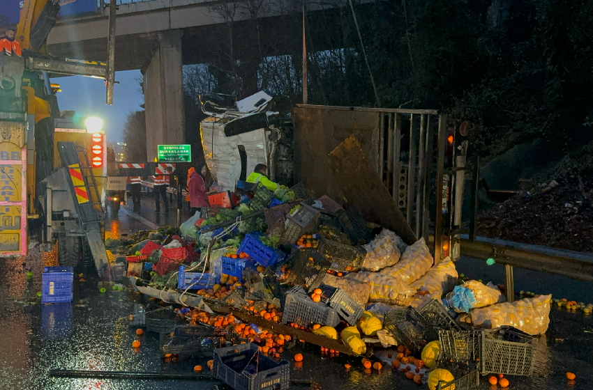 Beykoz’da özel halk otobüsü ile sebze yüklü kamyon çarpıştı