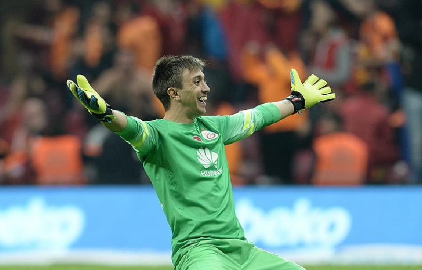 Muslera tarihe geçti !