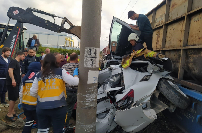 Trenin çarptığı araç hurdaya döndü, sürücü ağır yaralandı