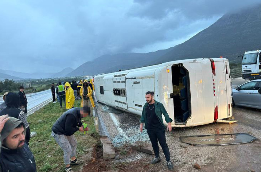 Mersin'de işçi servisi devrildi! Onlarca yaralı var