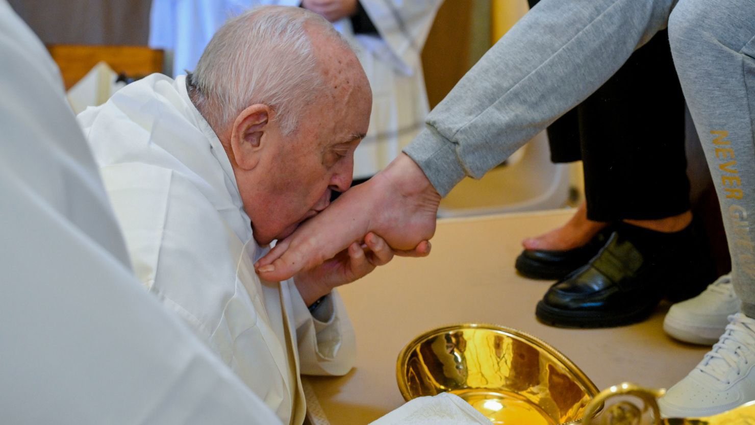 Papa Francis, 12 kadının önce ayağını yıkadı, sonra öptü!