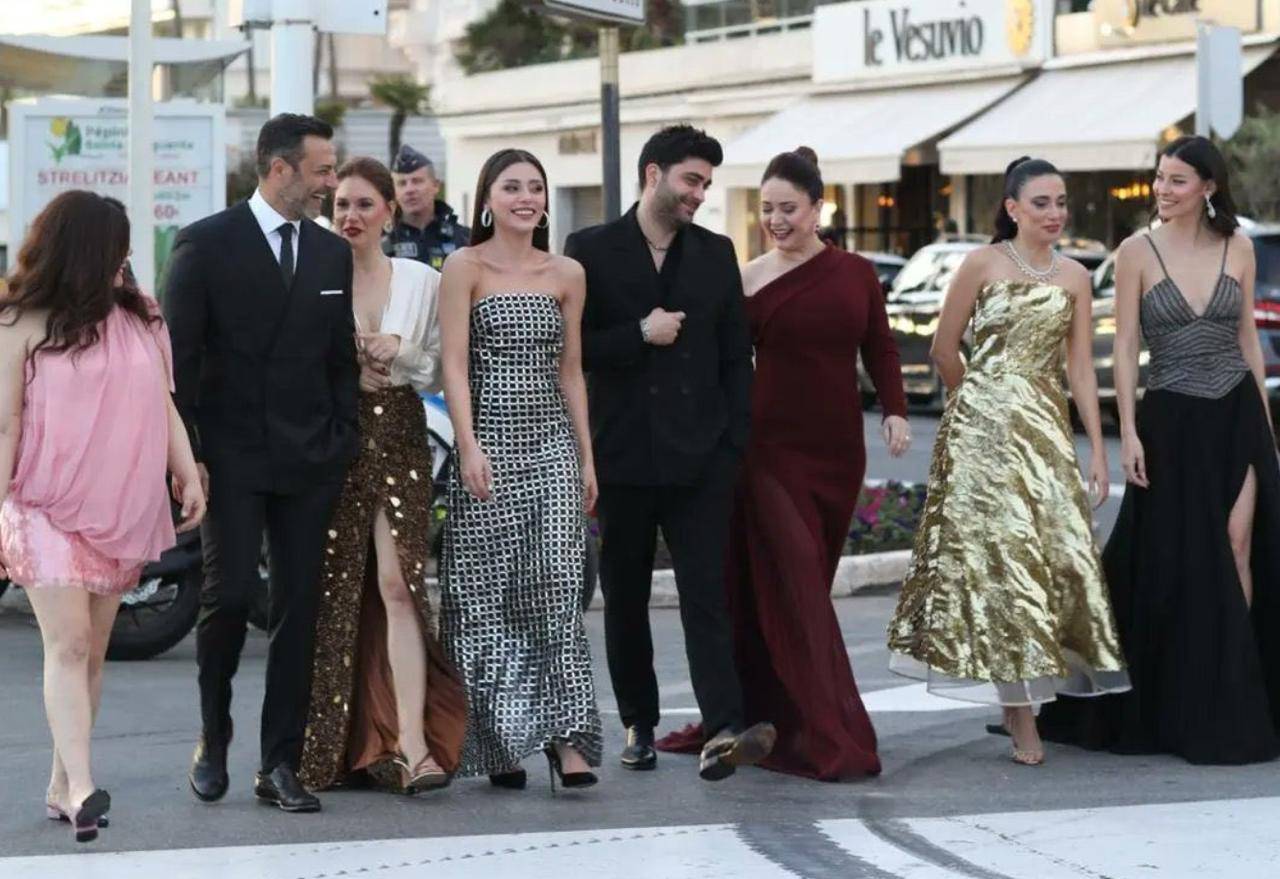 Gövde gösterisi! Kızılcık Şerbeti, Cannes’a kan kattı!