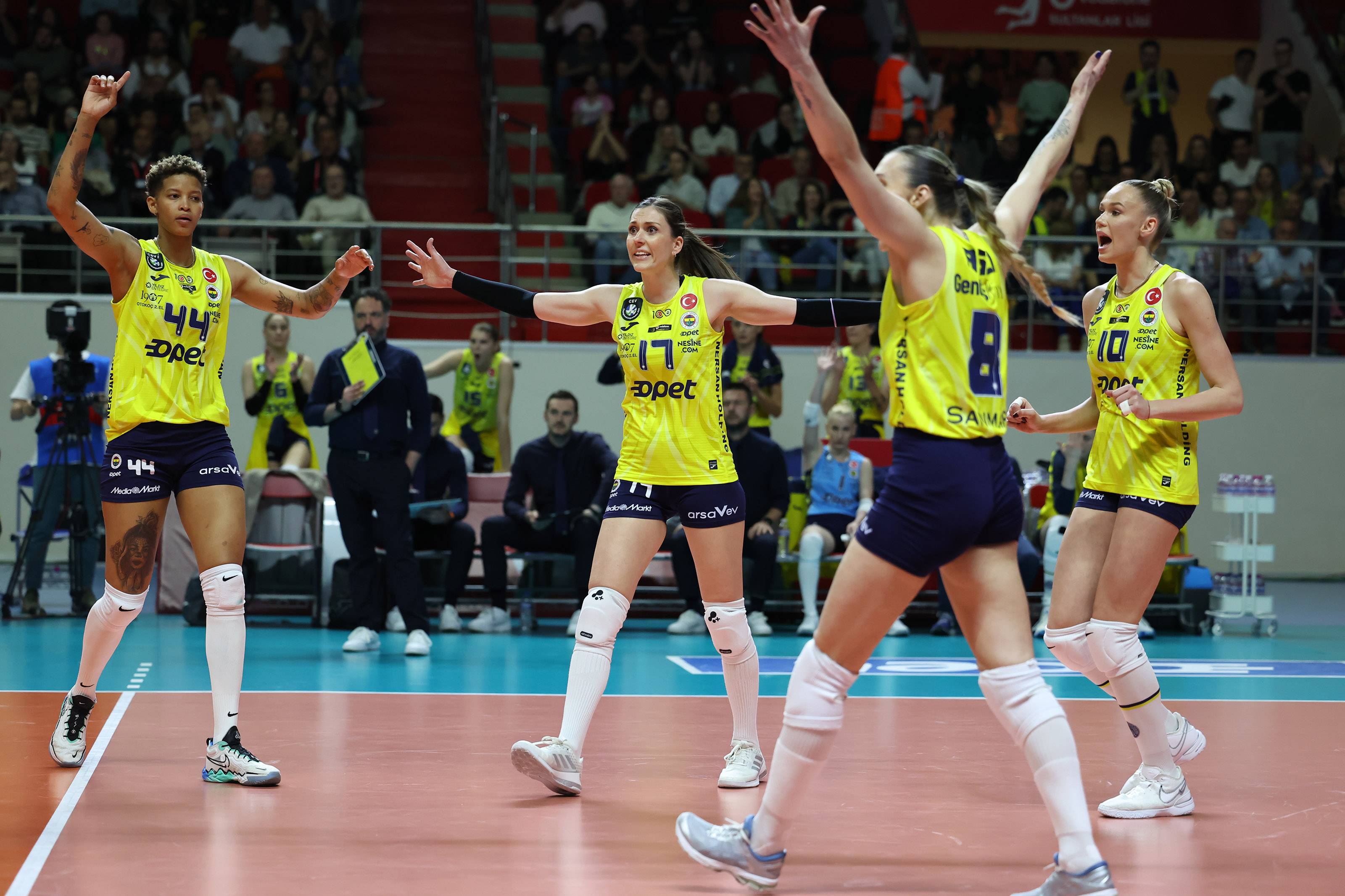 Vargas, Arina, Eda coşuyor, Fenerbahçe şampiyonluğa koşuyor