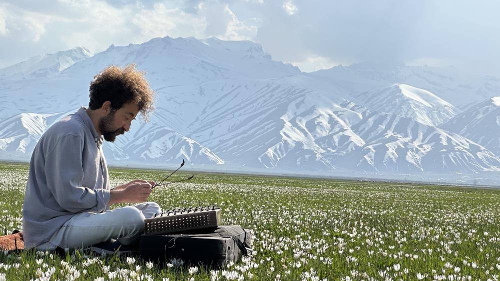 Burası İsviçre değil Hakkari! Doyumsuz manzarada santur keyfi!