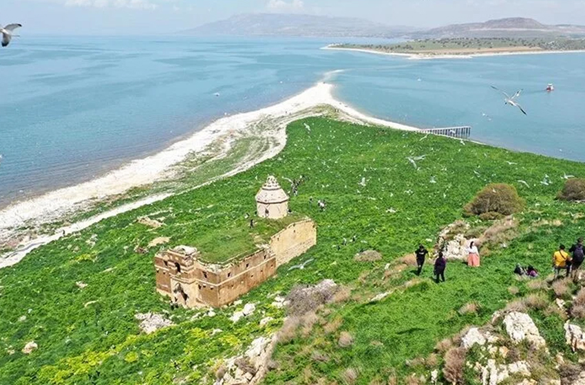 Van'da fotoğraf tutkunları ilkbaharda renklenen Çarpanak Adası'nı görüntüledi