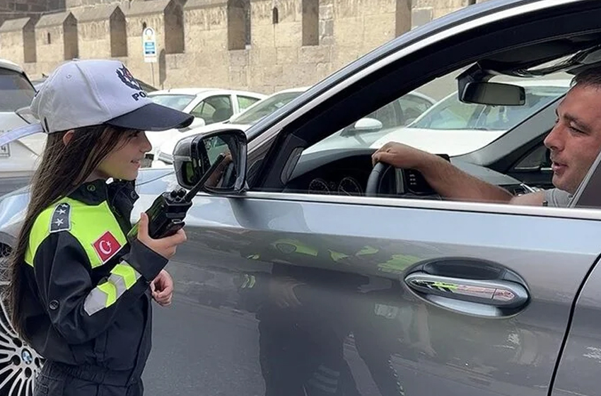 Kayseri'de çocuklar temsili polis olup trafikte denetim yaptı