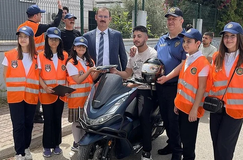 Öğrenciler sürücülere kask hediye etti, polisler ceza kesmedi