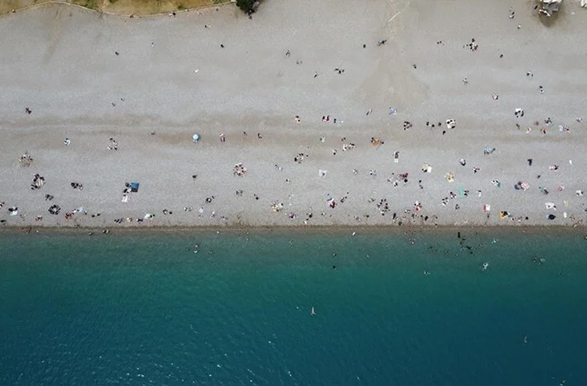 Antalya'da vatandaşların güzel havada sahil keyfi