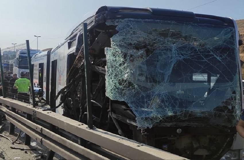 Korkunç kaza! Küçükçekmece'de 2 metrobüs kafa kafaya çarpıştı çok sayıda yaralı var