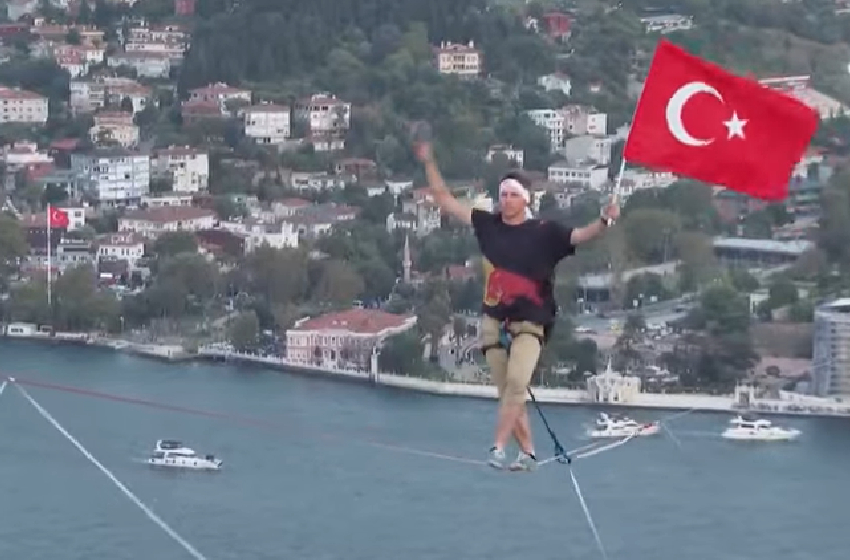 İstanbul Boğazı'nda muhteşem gösteri: İrlandalı akrobat, ipi gerdi, tarihi yazdı!