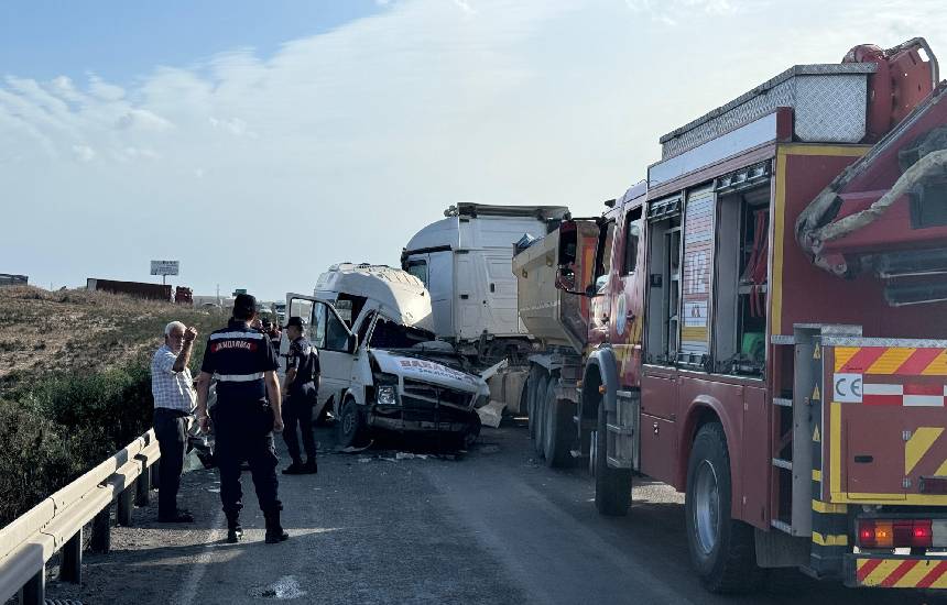 Adana'da feci kaza! Tır ile servis minibüsü çarpıştı