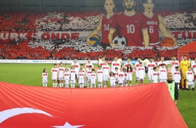 Milli maçta tüyleri diken diken eden koreografi!