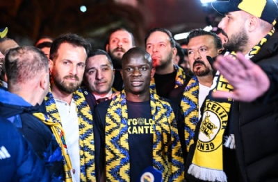 Binlerce Fenerbahçeli, Kante için şehri ateşe verdi