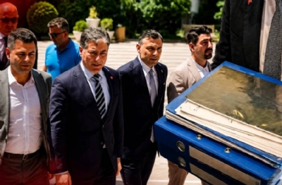 CHP Genel Merkezi'nde sıcak saatler! 1003 imzalı dosya teslim edildi