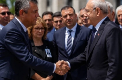 Kılıçdaroğlu ve Özgür Özel cenazede tokalaştı