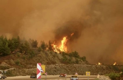 Yangın nedeniyle Fethiye-Antalya yolu kapatıldı
