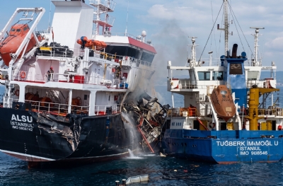 Marmara Denizi'nde 2 gemi çarpıştı!