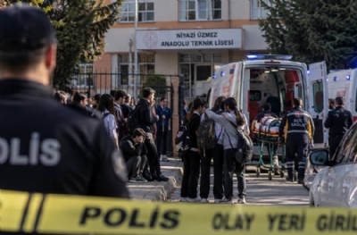Okul önünde dehşet! Silahla etrafa ateş açtı: Yaralı öğrenciler var