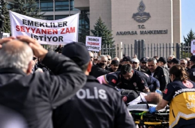 Seyyanen zam için eyleme gelen emekli polis kendini vurdu