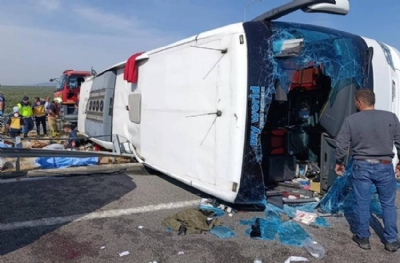 Manisa'da can pazarı: Çekici ile yolcu otobüsü çarpıştı: Çok sayıda ölü ve yaralılar var
